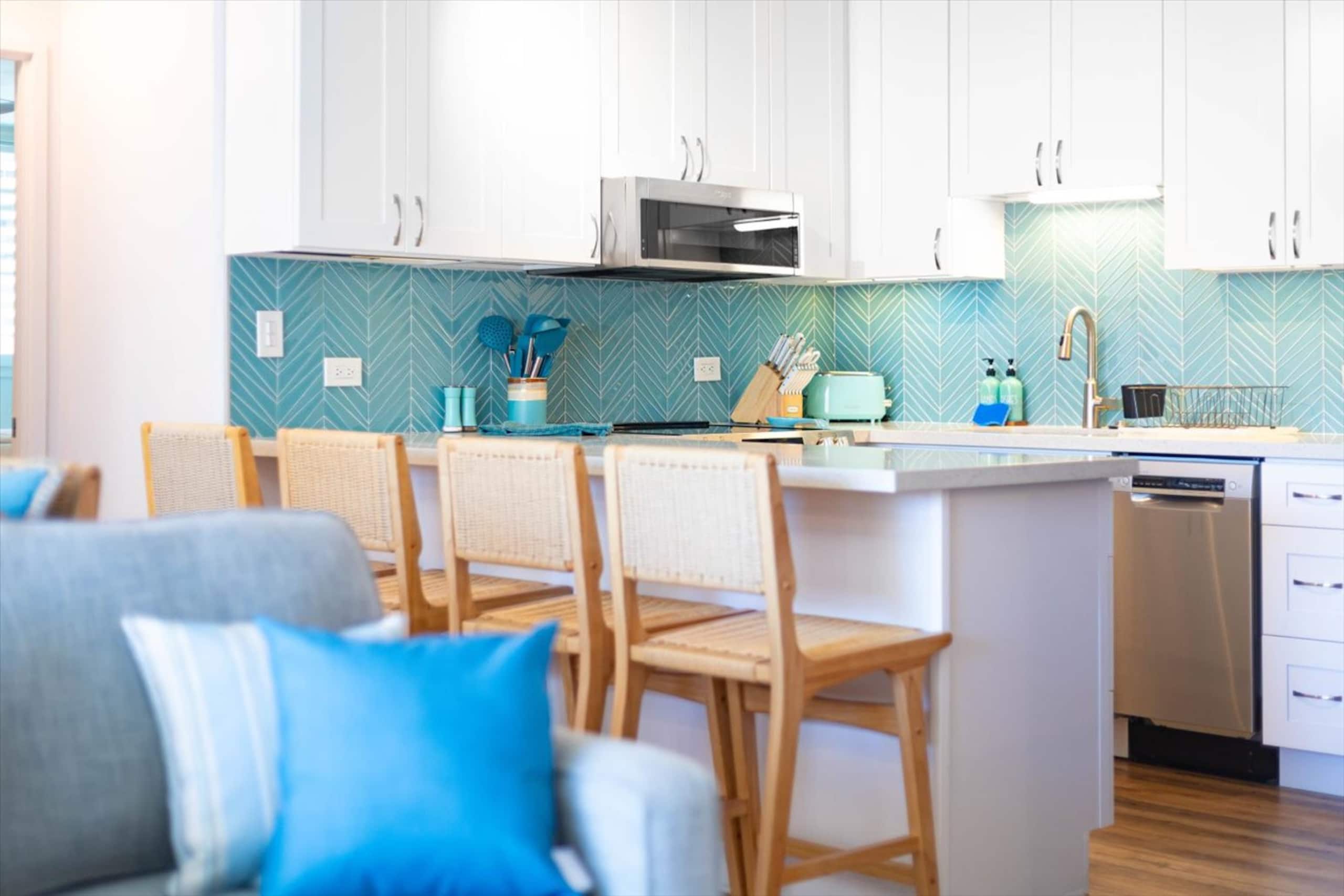 NEW Upgraded Condo, A/C, Oceanview + Parking - Image 13