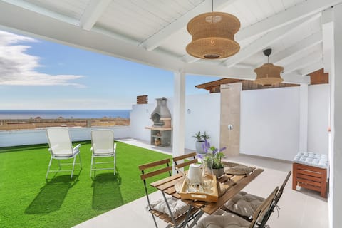 New, recently renovated, views, swimming pool, barbecue