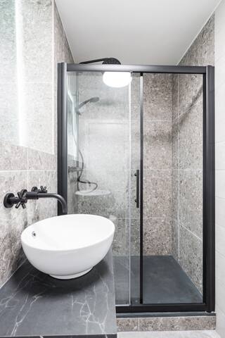 Cosy Downtown Apartment in a Prime Location gallery image 4