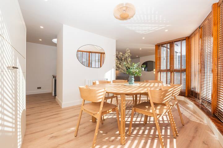 Stunning Large Penthouse in a Perfect Location gallery image 2