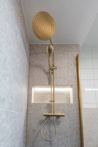 Stunning Large Penthouse in a Perfect Location gallery image 3