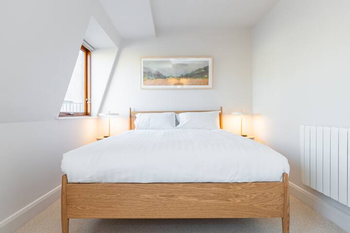 Stunning Large Penthouse in a Perfect Location gallery image 4