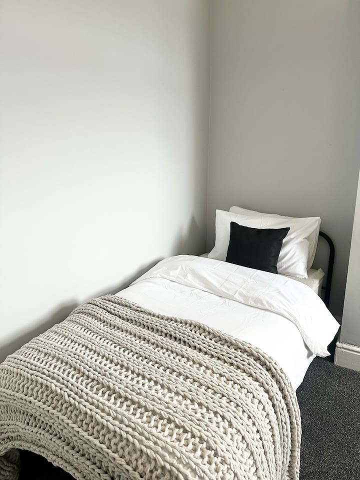 Удобна двокреветна соба за 2 гости, секој кревет облечен со чиста постелнина. Собата вклучува ограда за облека за погодно складирање и големо огледало, кое нуди практичен и релаксирачки простор за вашето сместување. Совршено за заеднички посети на пријателите и семејството.