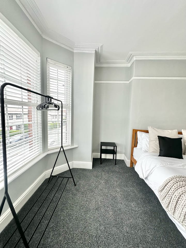 Удобна соба за 3 гости со 1 единечен кревет и 1 брачен кревет, и двете со чиста постелнина. Вклучува ограда за облека за лесно складирање. Совршено за мирен престој, нудејќи простор и удобност како за самостојни патници, така и за мали групи.