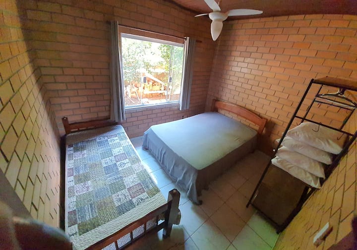 Удобна спална соба со двоен кревет и единечен кревет, плакар, тавански вентилатор и завеса за затемнување за тивки ноќи за спиење.