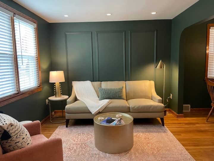 Sala de estar alegre y acogedora