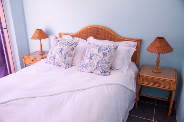 
GLAVNA SPAVAĆA SOBA
1 x bračni krevet (1,6x2)
Kompletan komplet posteljine
Noćni ormarić i svjetiljka
Ugrađeni ormarići
Stropni ventilator
Sušilo za kosu
Sef koji se može zaključati
Pogled na ocean