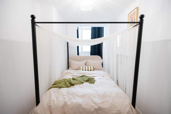 Un espace confortable avec un lit double confortable doté d'un auvent léger pour une sensation douce et relaxante.