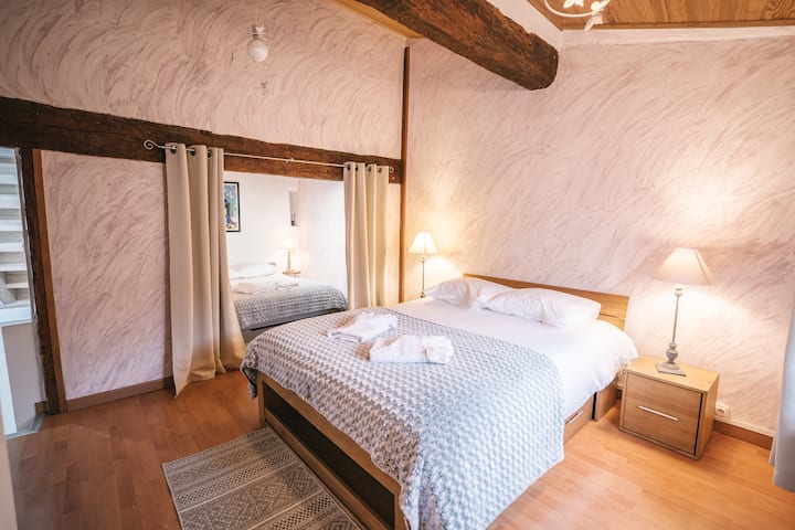 Поглед кон втора спална соба, ноќна масичка 