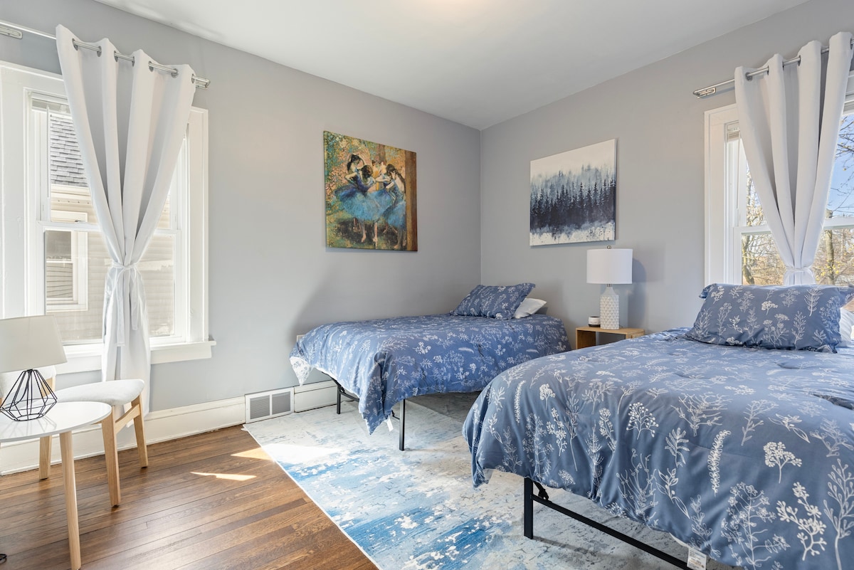 Bonito segundo dormitorio con dos camas individuales.  Persianas y cortinas opacas opacas.