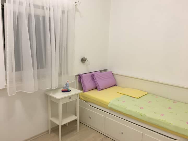 IKEA HEMNES - Een bank, een eenpersoonsbed, een tweepersoonsbed en opbergruimte.
Trek gewoon de bedbodem uit en je krijgt een tweepersoonsbed.
De grootte van het eenpersoonsbed is 80x200 cm, de grootte van het tweepersoonsbed is 160x200 cm.