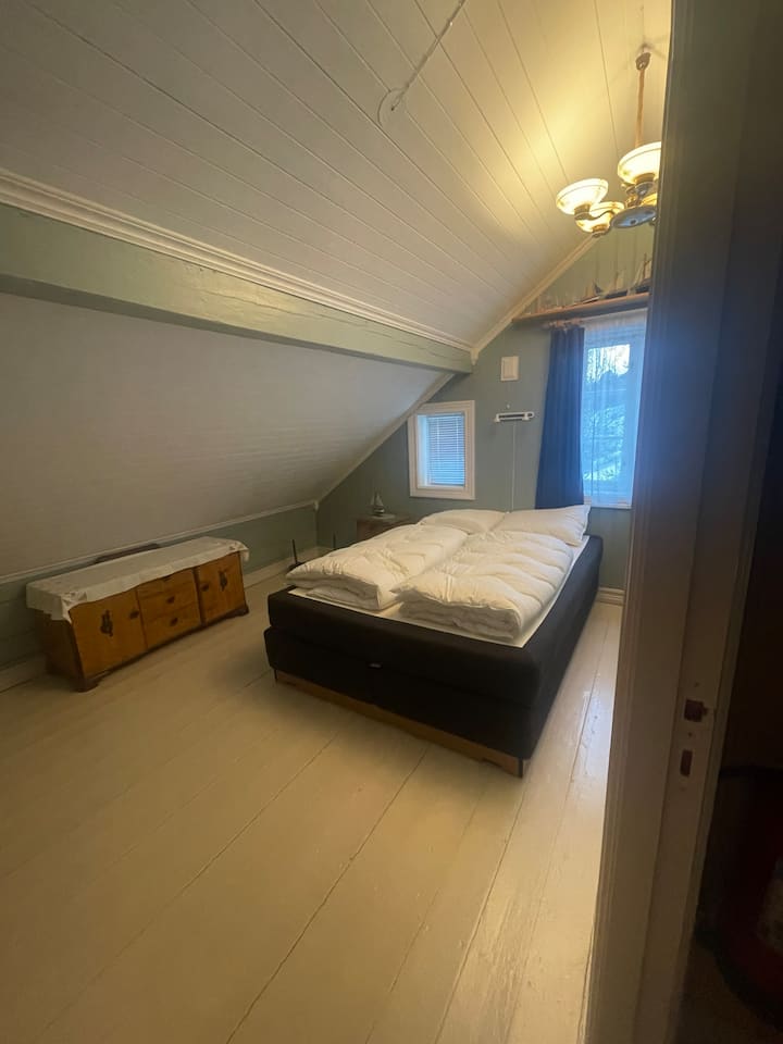 V modrej spálni je manželská posteľ, ale aj priestor na vloženie detskej postieľky, ak chcete. V prípade potreby máme detskú cestovnú postieľku. 