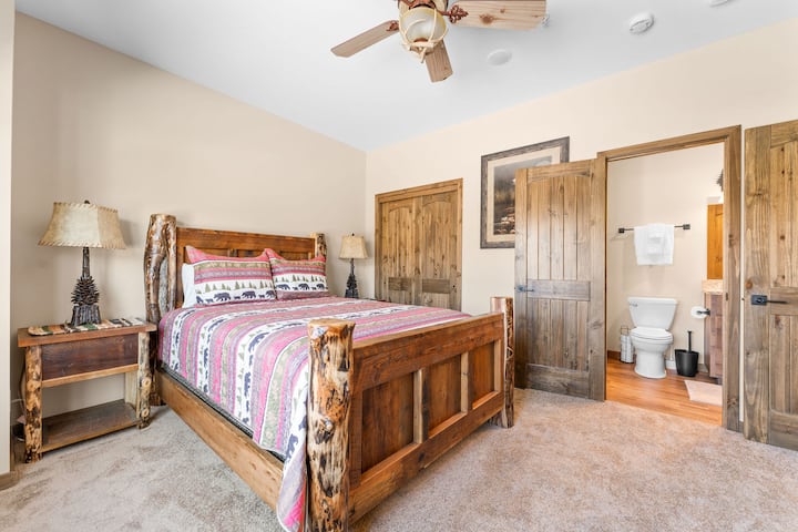 Premier étage queen size avec literie confortable Réveillez-vous à la lumière du soleil et éclairage naturel de sérénité.  Chaise et table pliante dans un grand placard
table et chaises dans le grand placard pour l'espace de travail.
La chambre est à l'avant de la maison. Grande télévision
 Chaîne Roku 1000 GRATUITE