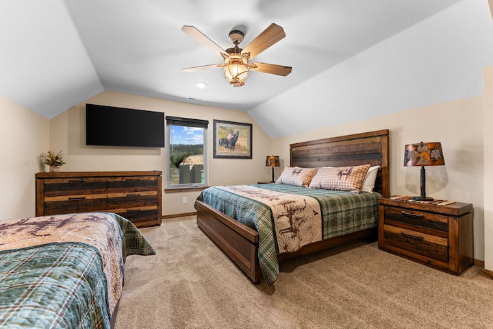 À l'étage, lit King Size et 2 lits simples (gigognes). Vous avez une salle de bain privée
lavabo et douche séparés. Beaucoup d'espace au sol. Télévision connectée Samsung avec porte-bagages dans chaque pièce. Grand placard avec une table et une chaise pour le travail ou le jeu.