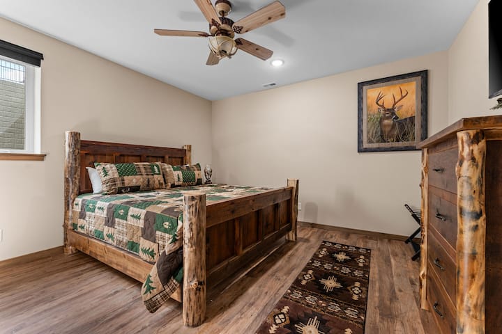 Chambre king size privée et paisible à l'étage avec salle de bain privée pour un confort et une intimité ultimes. Grand placard à bagages et plus encore !
chaque niveau dispose d'une chaise et d'une table pour le travail ou autre. Mobilier rustique Amish fait à la main. Porte-bagages