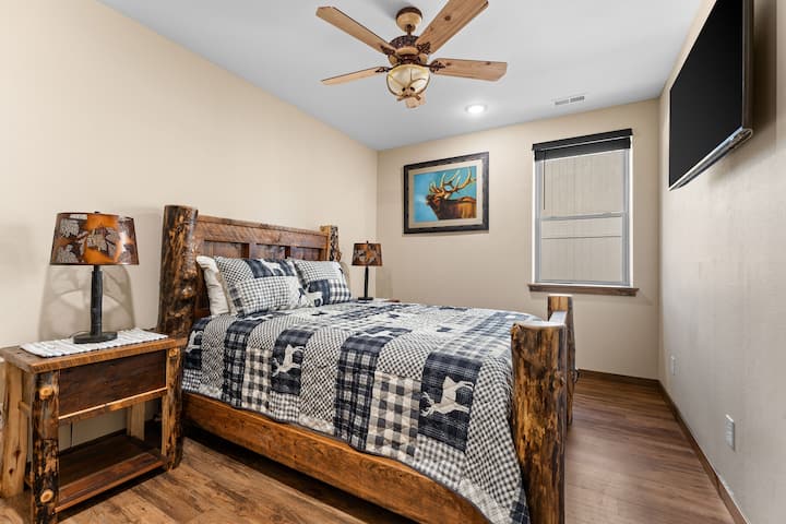 Lit Queen confortable fabriqué par les Amish avec des draps de luxe dans chaque chambre. Table pliante et chaise dans le placard pour votre confort. Grande télévision avec 1 000 chaînes GRATUITES Télévision connectée