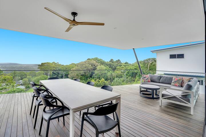 Luxury new 4 bedroom home with panoramic views gallery image 3