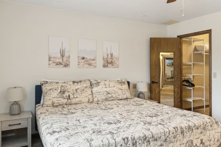חדר שינה מרווח בגודל קינג עם אווירה דרומית-מערבית, הכולל מיטת קינג-סייז נוחה, חדר הלבשה וחדר רחצה פרטי - מפלט שקט משלכם אחרי יום במדבר.