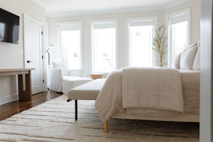 Chic Urban Retreat (4 miles to NYC) gallery image 5