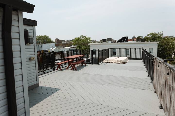 Chic Urban Retreat (4 miles to NYC) gallery image 4