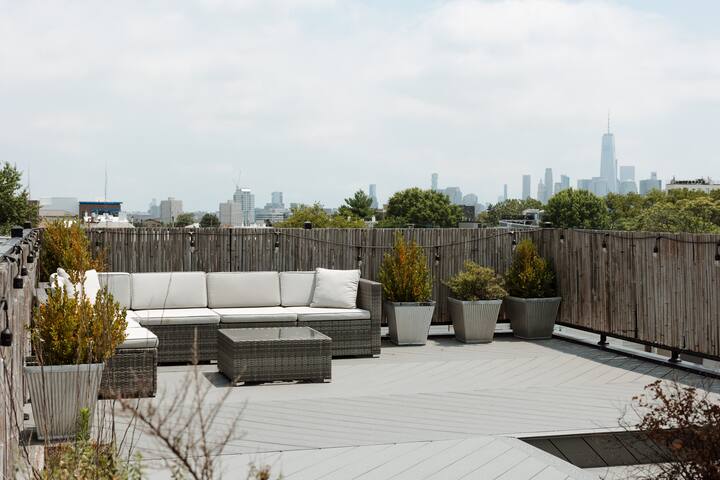 Chic Urban Retreat (4 miles to NYC) gallery image 3