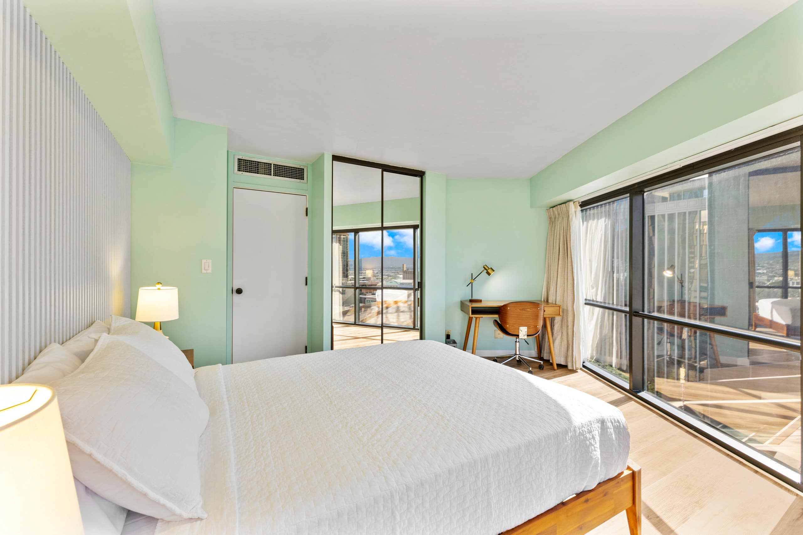 Free Parking! Partially Renovated 1BR in Downtown - Image 23