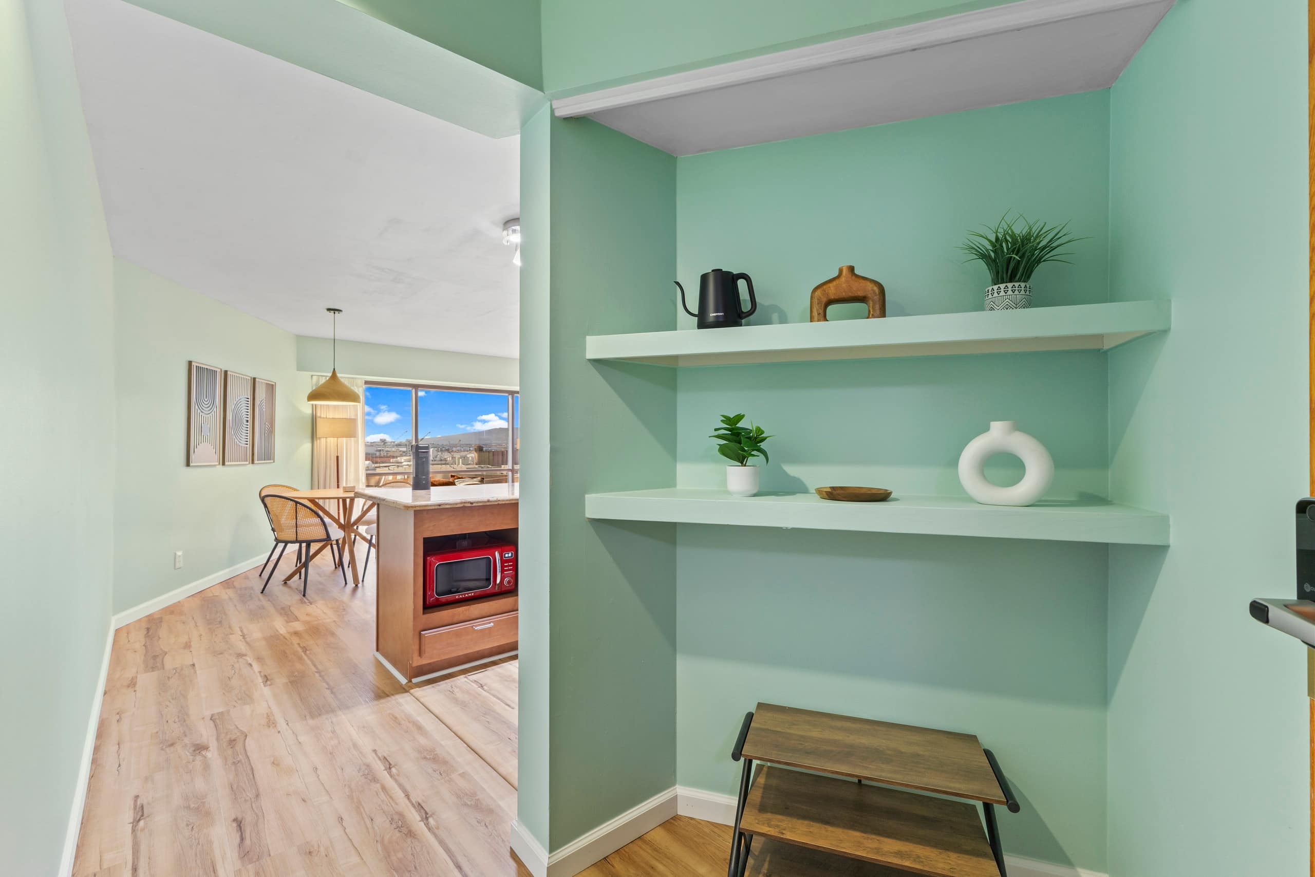 Free Parking! Partially Renovated 1BR in Downtown - Image 25