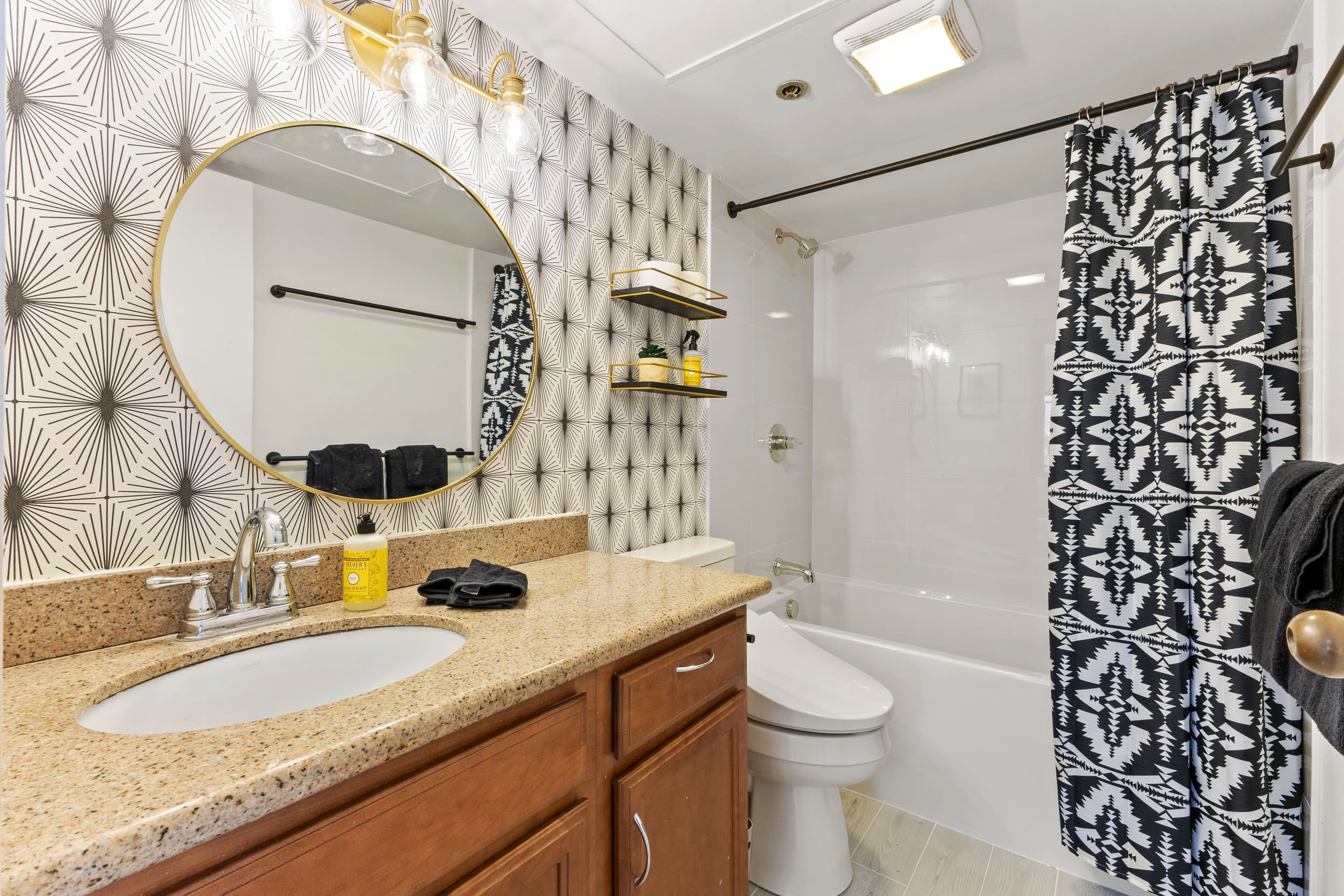 Free Parking! Partially Renovated 1BR in Downtown - Image 3