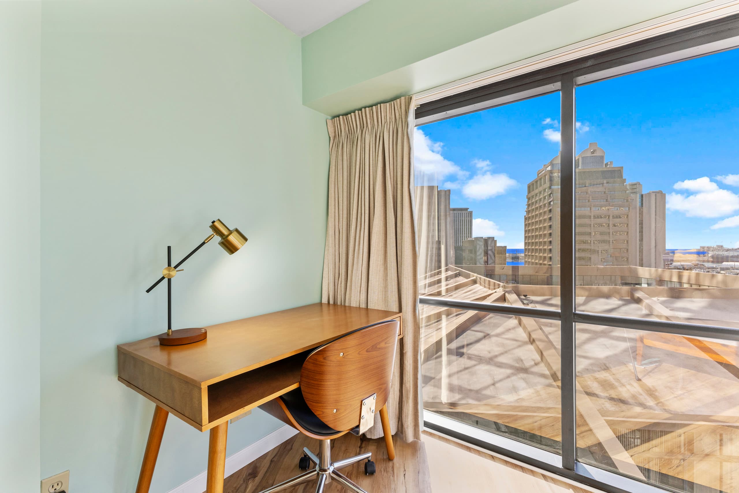 Free Parking! Partially Renovated 1BR in Downtown - Image 20
