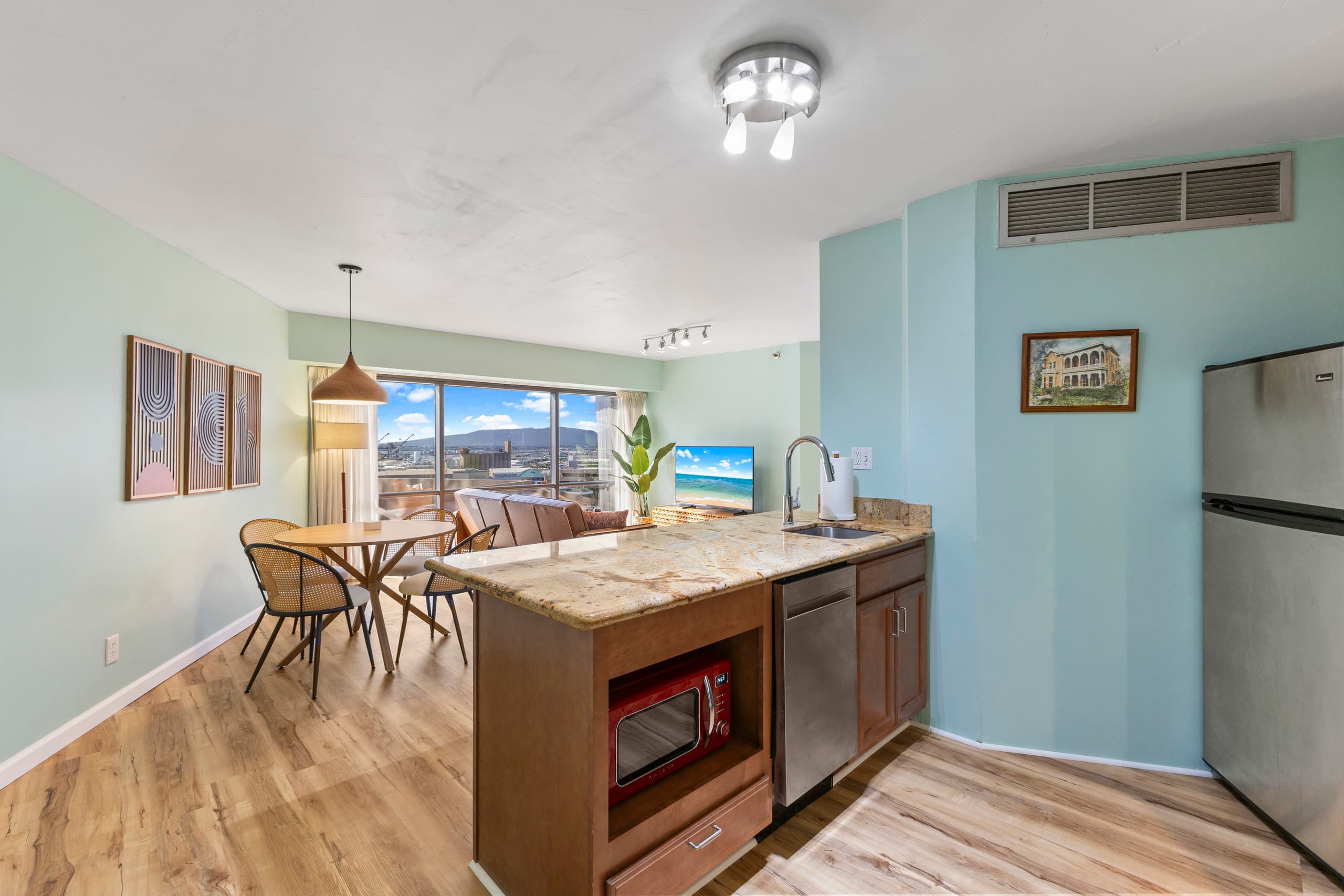 Free Parking! Partially Renovated 1BR in Downtown - Image 12
