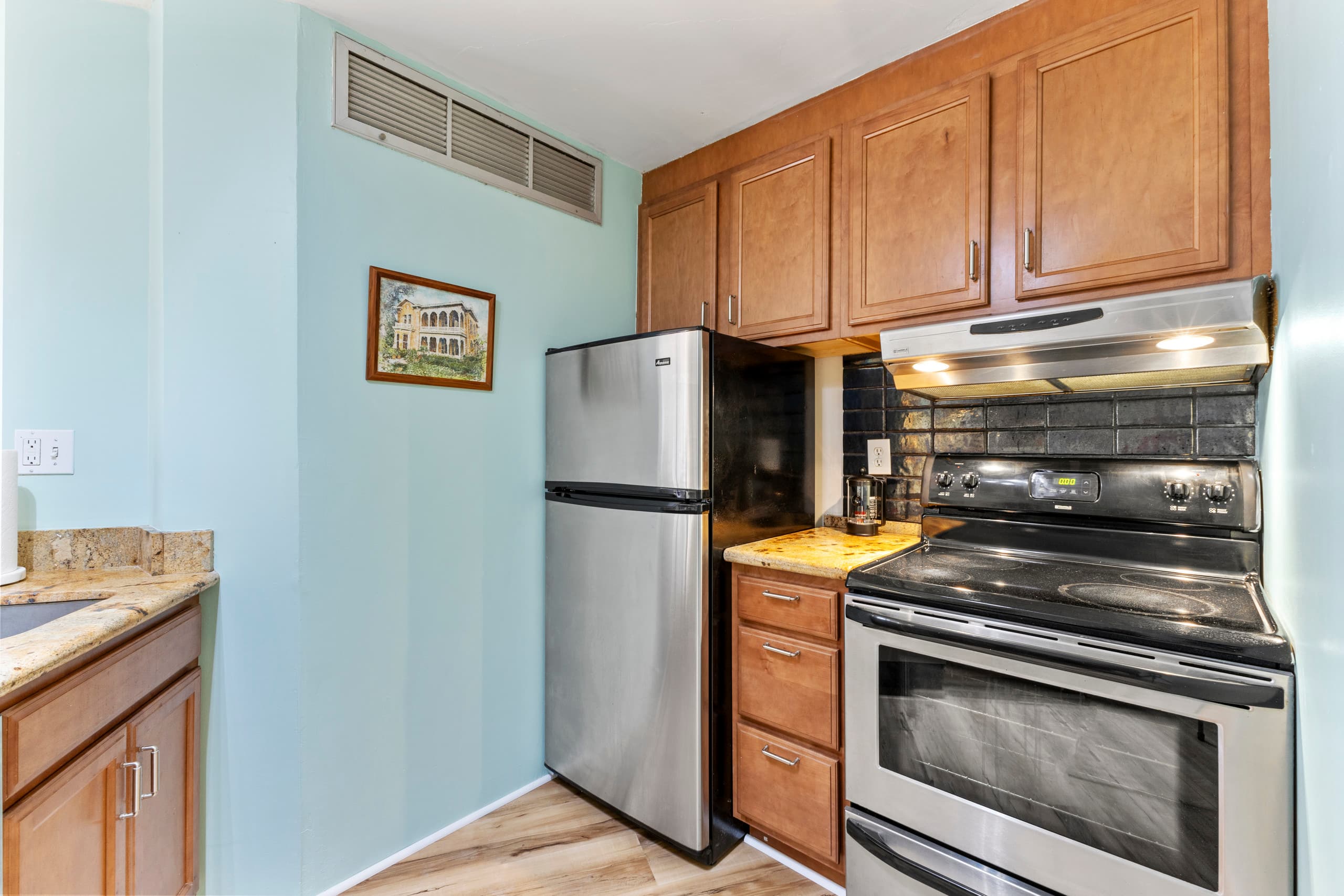 Free Parking! Partially Renovated 1BR in Downtown - Image 2