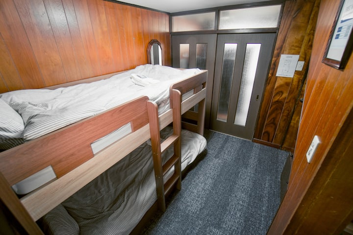 El tamaño del dormitorio 2 es de 7 m ².Las literas son de tipo bajo, por lo que es fácil de usar para los adultos.