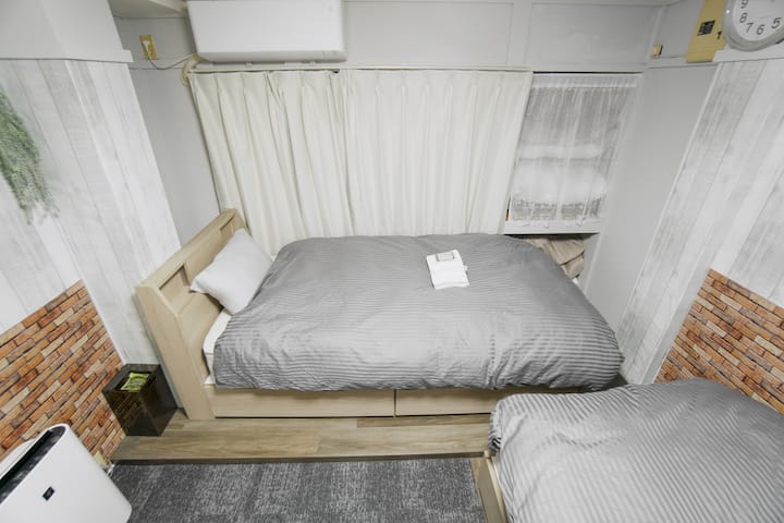 El tamaño del dormitorio 1 es de 11 m ².Está equipado con 2 camas individuales, aire acondicionado y un purificador de aire para que puedas dormir cómodamente.