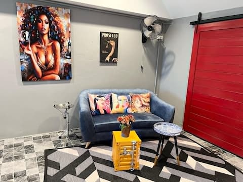 5 minutes to 100s of restaurants