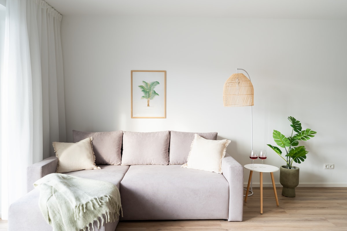 Top performing Airbnb: Luxury apartment: balcony & premium amenities in Kleinzschocher