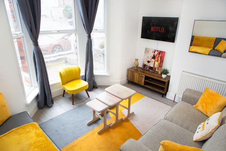 3 Bedroom House * 2 Bathrooms * Free Parking - Liverpool