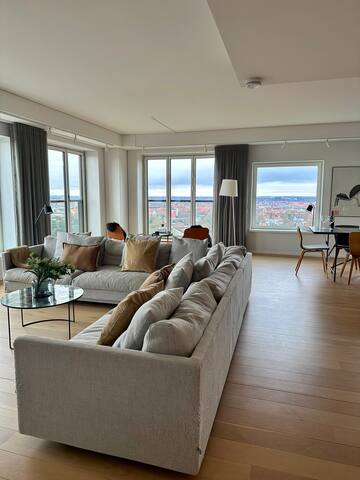 Stylish 4-Bds Apartment with Panoramic Views gallery image 3
