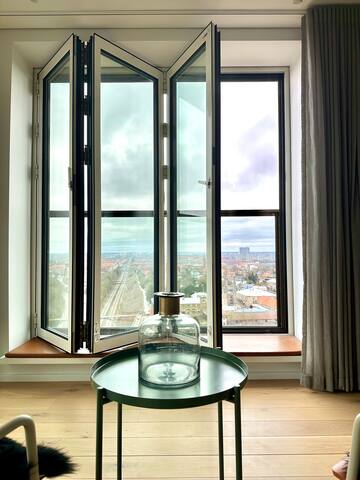 Stylish 4-Bds Apartment with Panoramic Views gallery image 5