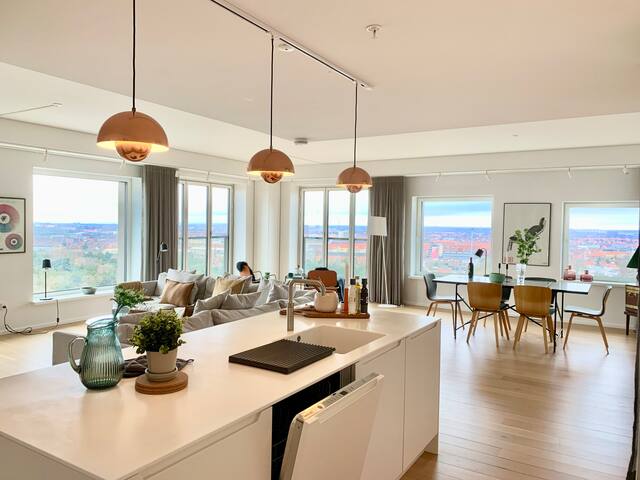 Stylish 4-Bds Apartment with Panoramic Views gallery image 2