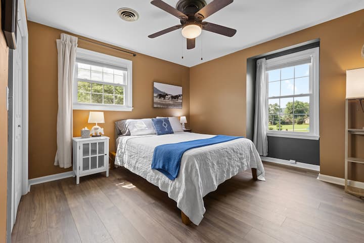 Спалня 3: на горния етаж, оформена в западен стил, с уютно двойно легло, меко осветление, просторен гардероб и вентилатор на тавана.