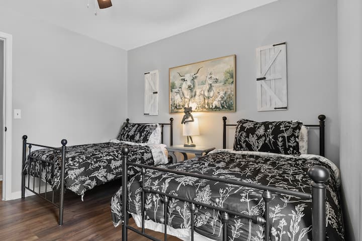 Спалня 4: Горе. Любителите на природата ще оценят черното спално бельо с ботанически мотиви, изкусните детайли и спокойната атмосфера на тази спалня с две единични легла. 2 легла, и двете единични.
