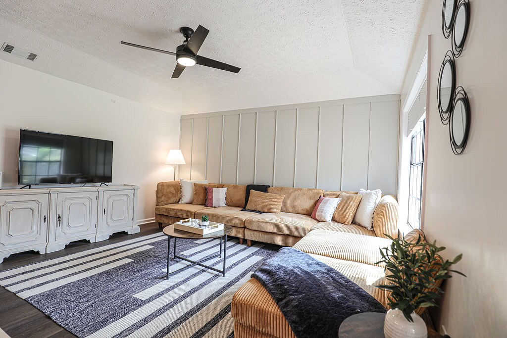 55"-იანი სმარტ-ტელევიზორი მდიდრულად დიდი კომფორტული დივნით