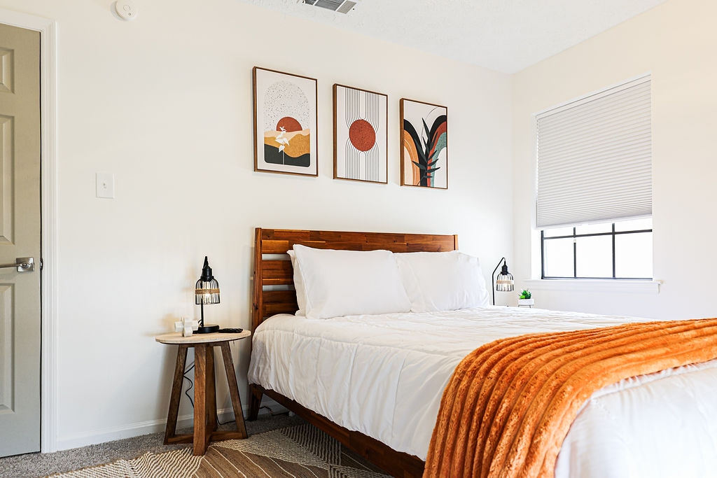 Queen Bed ლუქს-კლასის ზეწრებით თქვენს მეორად აპარტამენტს თავს ისე აგრძნობინებს, როგორც საკუთარ სახლში