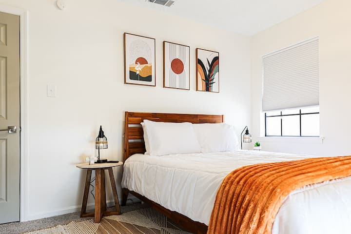 Krevat dopio "Queen" me çarçafë luksozë e bëjnë suitën tënde dytësore të ndihet si në shtëpi