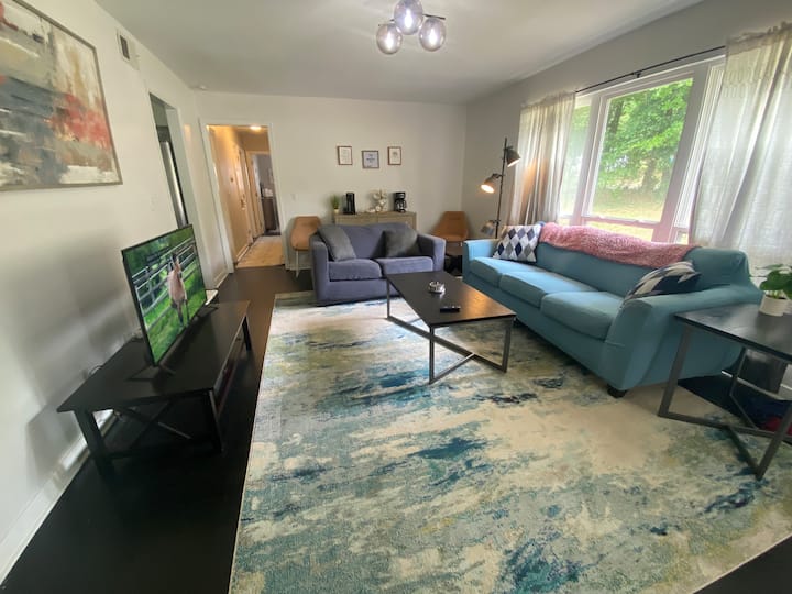 Sala de estar: TV con estación de café en la parte trasera de la foto