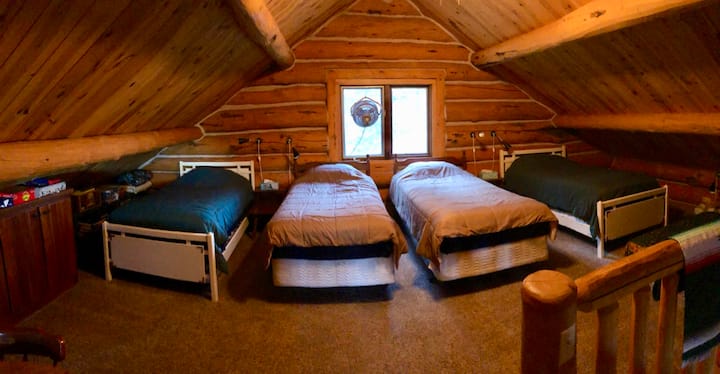 Podkrovie - 4 jednolôžka plus manželská posteľ.
V polovici chaty sa nachádza veľké podkrovie.  K dispozícii je stôl a stoličky a veľa hier a detských hračiek.  Podkrovie sa pozerá cez zábradlie na veľkú izbu a kuchyňu/jedálenský kút.