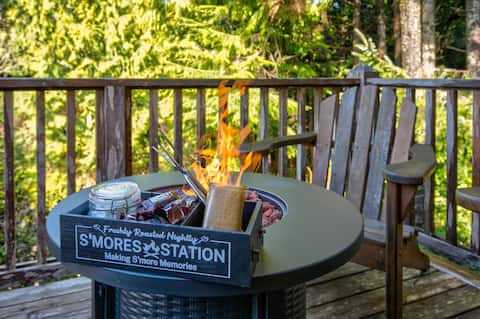 10 min Walk to Town, Hot Tub, Porch & Fire table