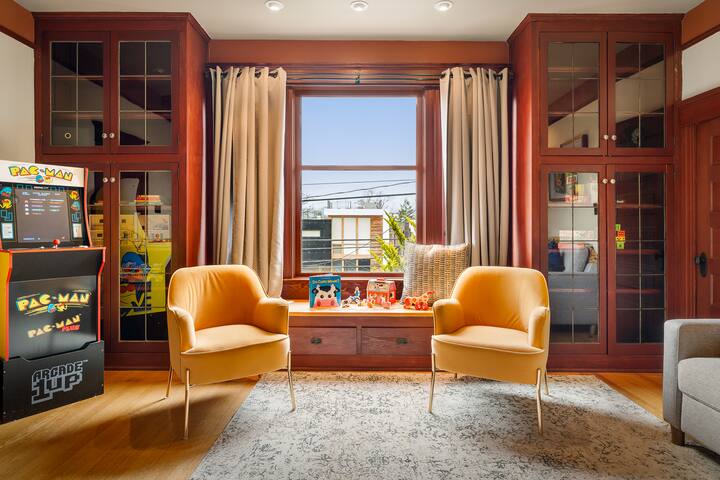 95/100 Walk Score! ~ Space Needle View ~Workout Rm gallery image 5