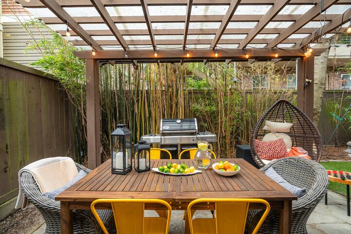 95/100 Walk Score! ~ Space Needle View ~Workout Rm gallery image 3