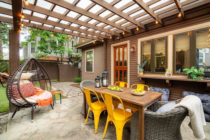 95/100 Walk Score! ~ Space Needle View ~Workout Rm gallery image 2